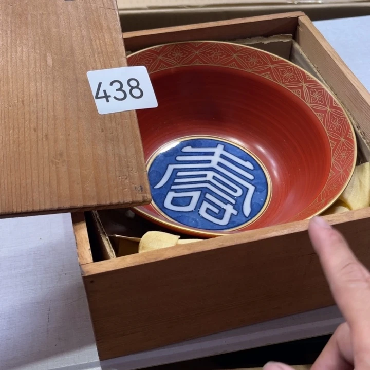 盖碗瓷器的造型也很精致