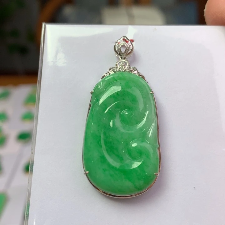 翡翠18K金镶嵌颈饰