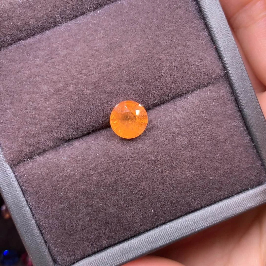 未镶嵌裸石石榴石（芬达石）1500