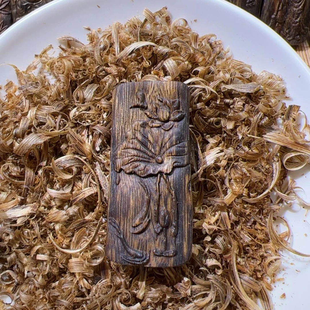 沉香碎屑沉香白棋雕刻7.5克