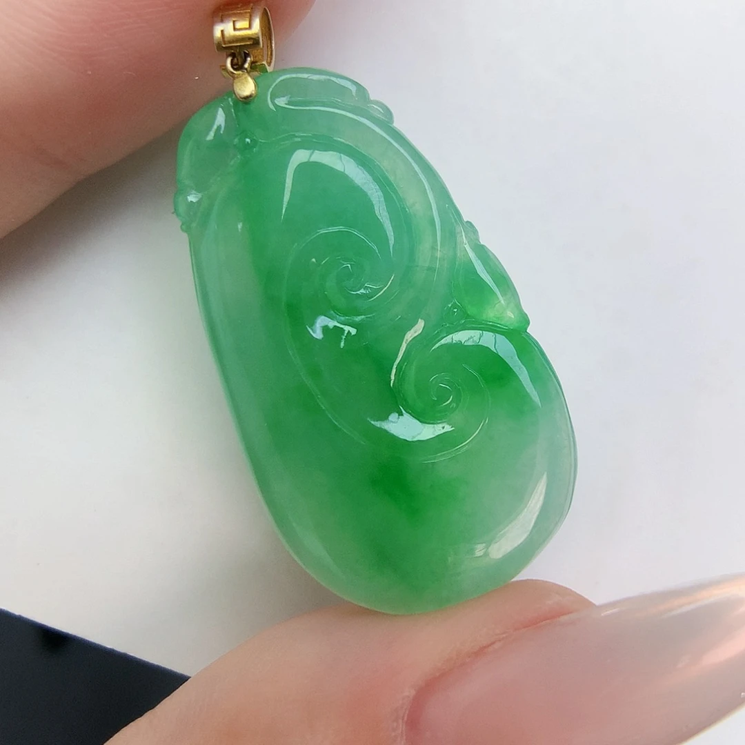 翡翠18K金镶嵌颈饰如意