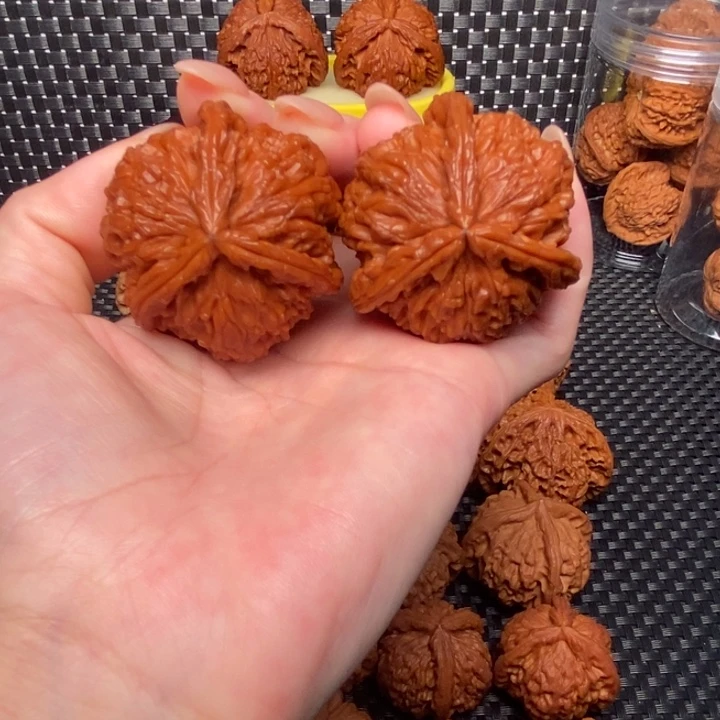 文玩核桃吊坠白奔