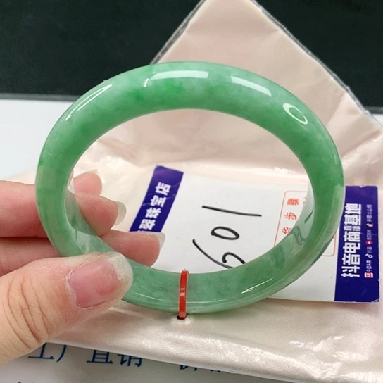 翡翠手镯未镶嵌翡翠