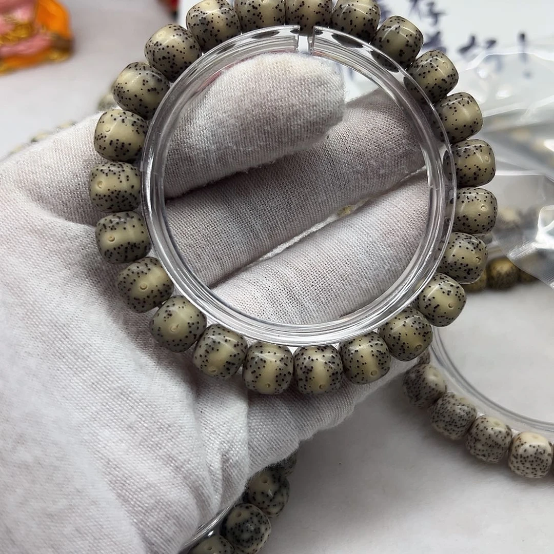 -***凄星月菩提吊坠10×9糯冰一线天  桌上