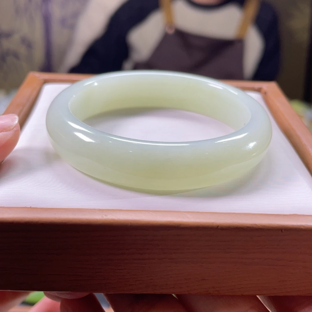 和田玉未镶嵌手镯52圈