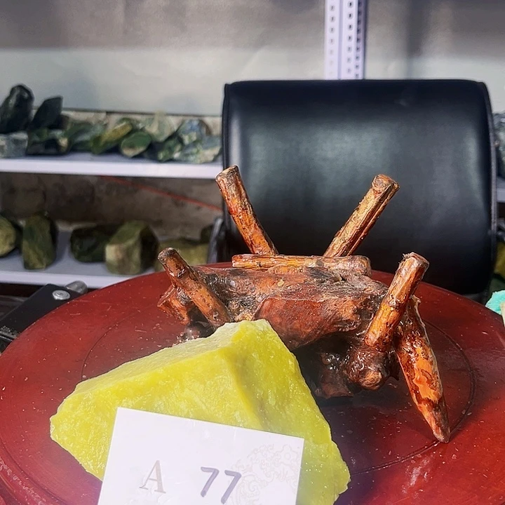 天***回未镶嵌蛇纹石玉珠宝奇石