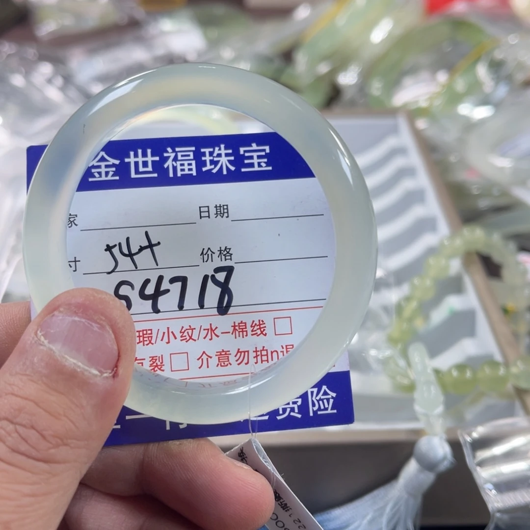 蛇纹石玉颈饰未镶嵌不****黄