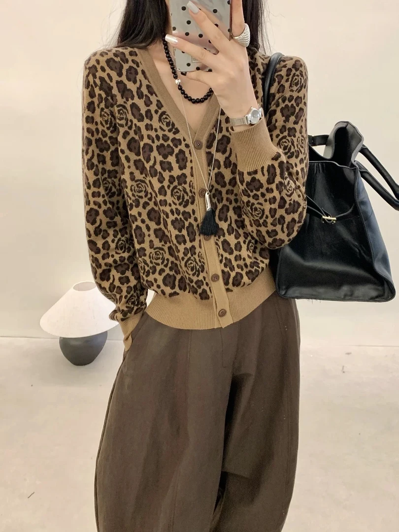 深圳南油白桃美美 V领豹纹玫瑰撞色提花长袖排扣洋气针织衫A3236
