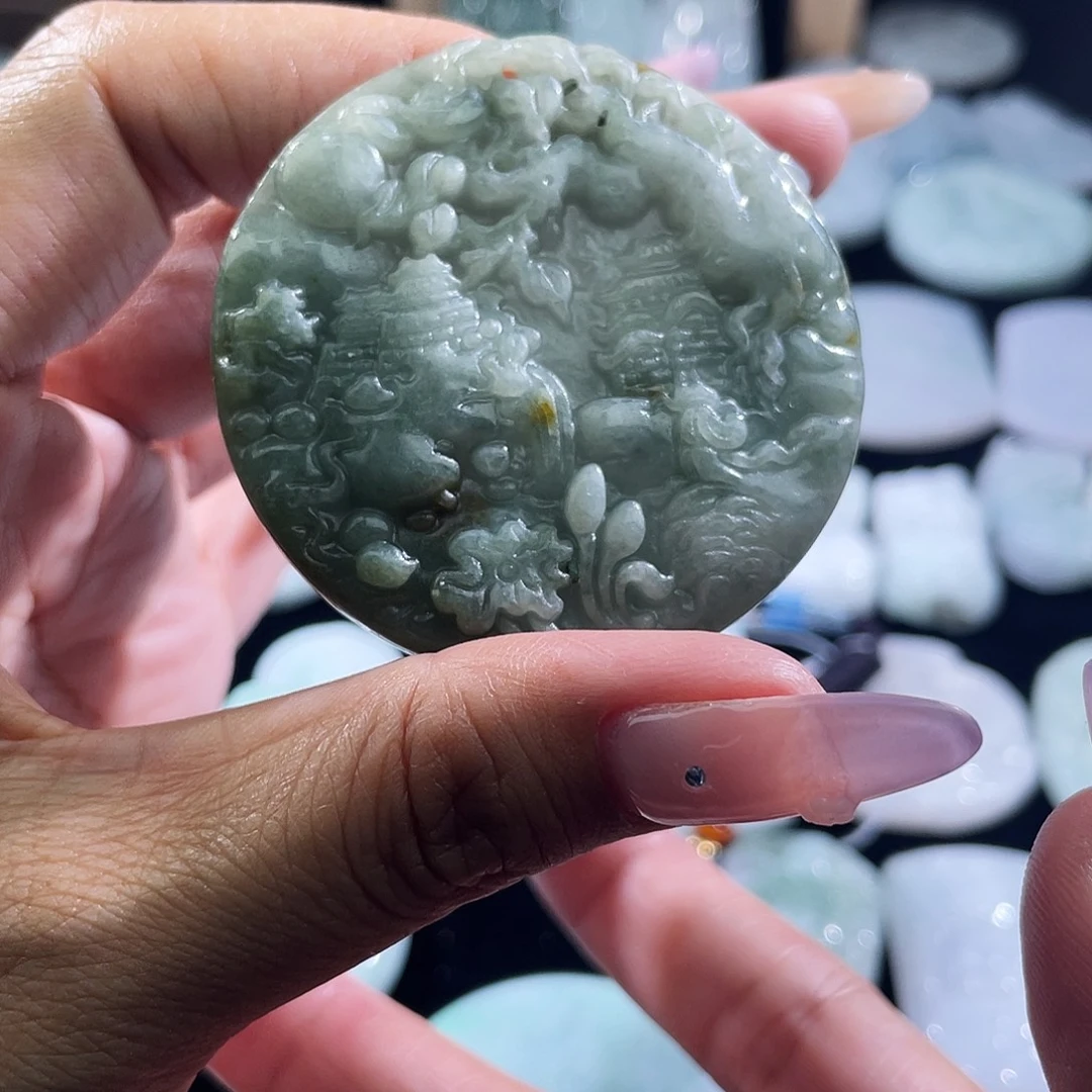 翡翠未镶嵌颈饰山水