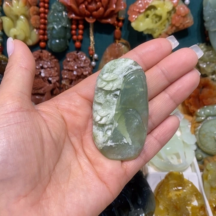 蛇纹石玉未镶嵌颈饰