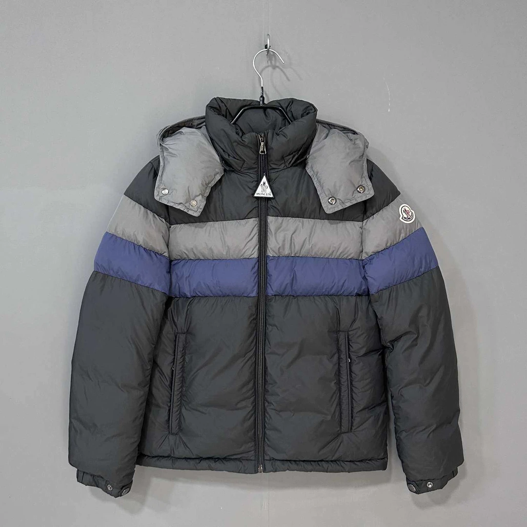 99新 MONCLER 黑灰蓝拼色袖标羽绒服/12码/78360