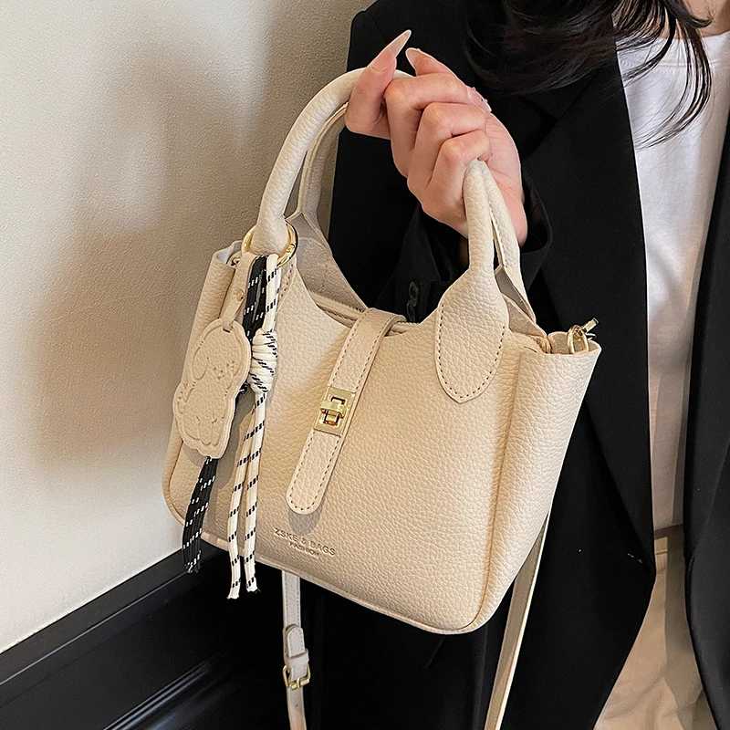 高级感洋气小包包女2025新款时尚百搭斜挎包流行爆款手提包水桶包