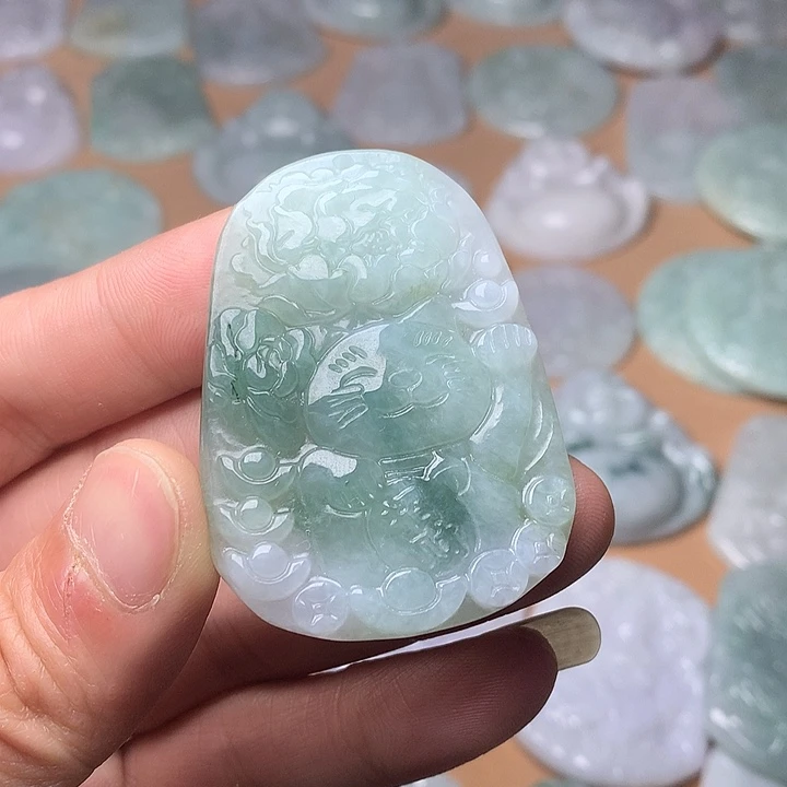 翡翠未镶嵌颈饰招财猫