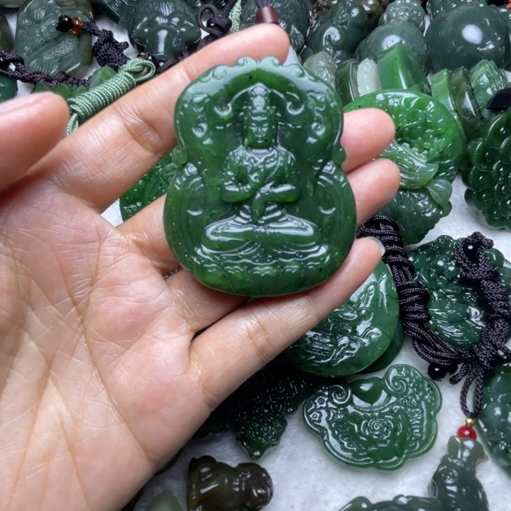 谋***。和田玉未镶嵌颈饰