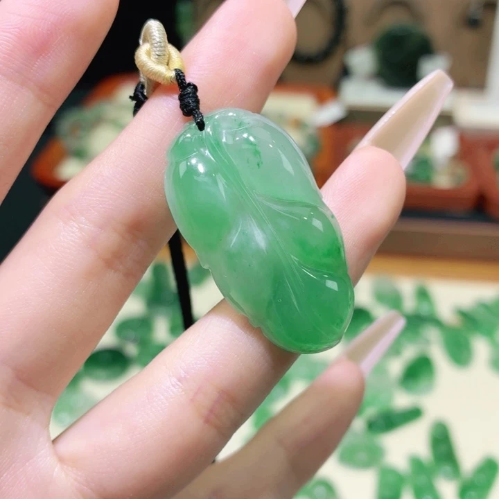 石英质玉（非洲翠）未镶嵌颈饰