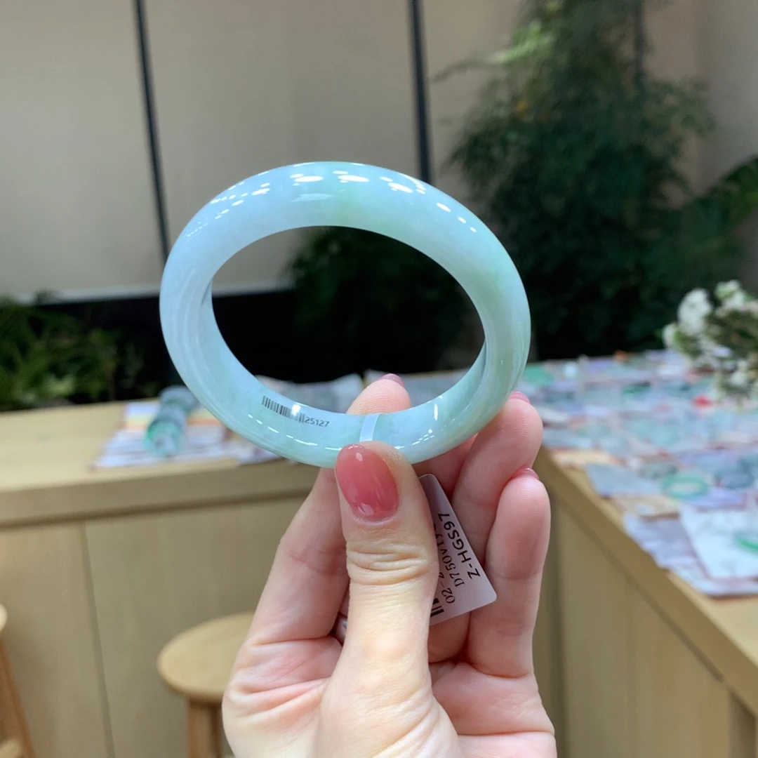 翡翠手镯未镶嵌不退不换