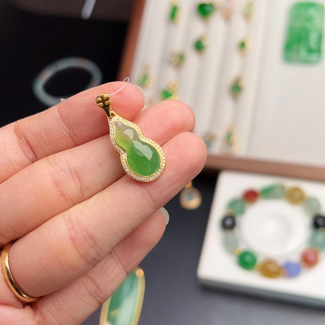 翡翠18K金镶嵌颈饰黄加绿葫芦