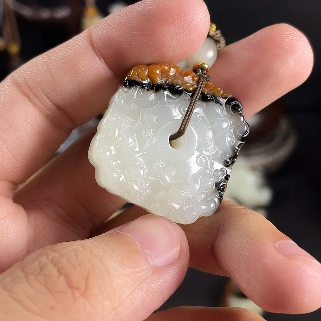 太***雪和田玉未镶嵌颈饰