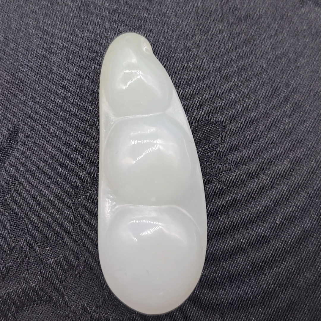 【国玉甄品】 DZ099 和田玉糖白福豆吊坠50.6X19.3X8.8mm