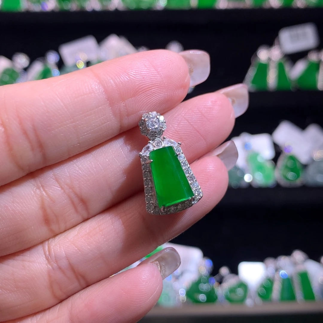 【闪购商品】颈饰银S925镶嵌翡翠