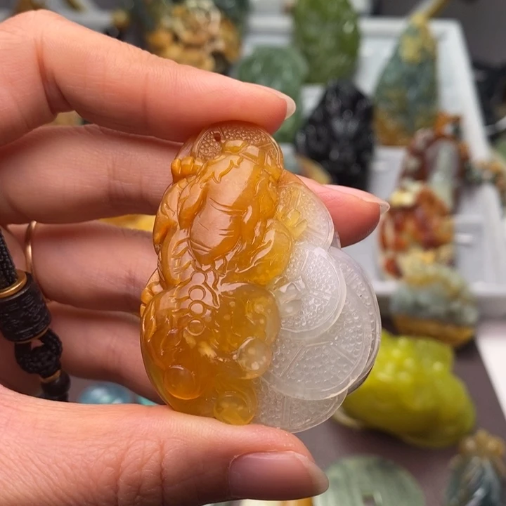 自***动蛇纹石玉未镶嵌颈饰