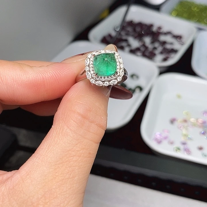 祖母绿戒指18K金镶嵌