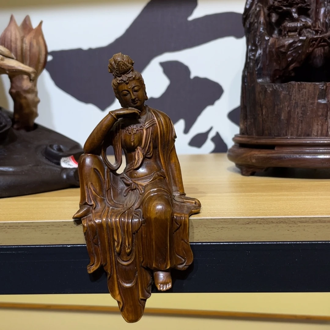 黄杨木垂衣自在观音工艺品