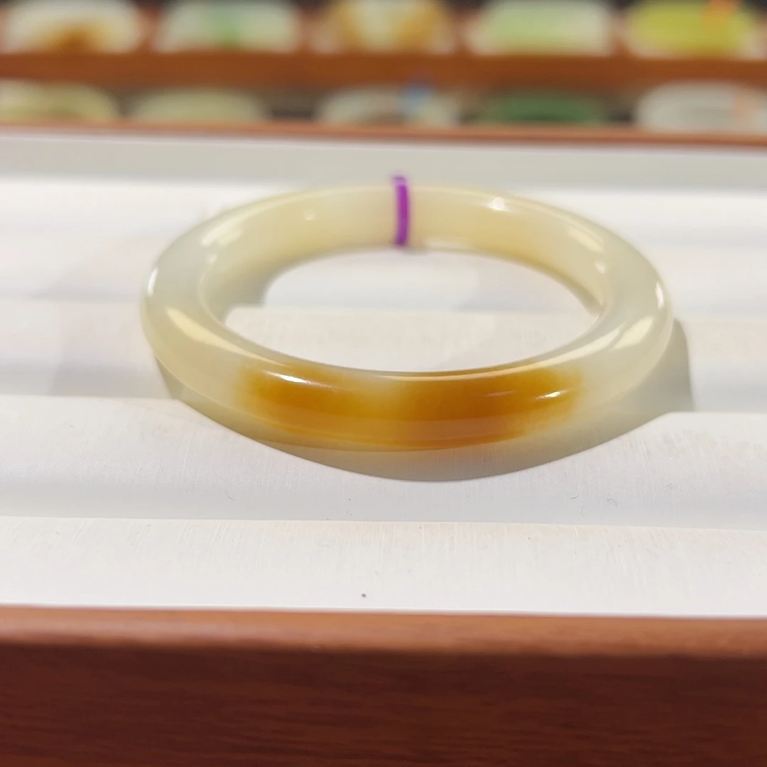 和田玉手镯未镶嵌一口糖圆条