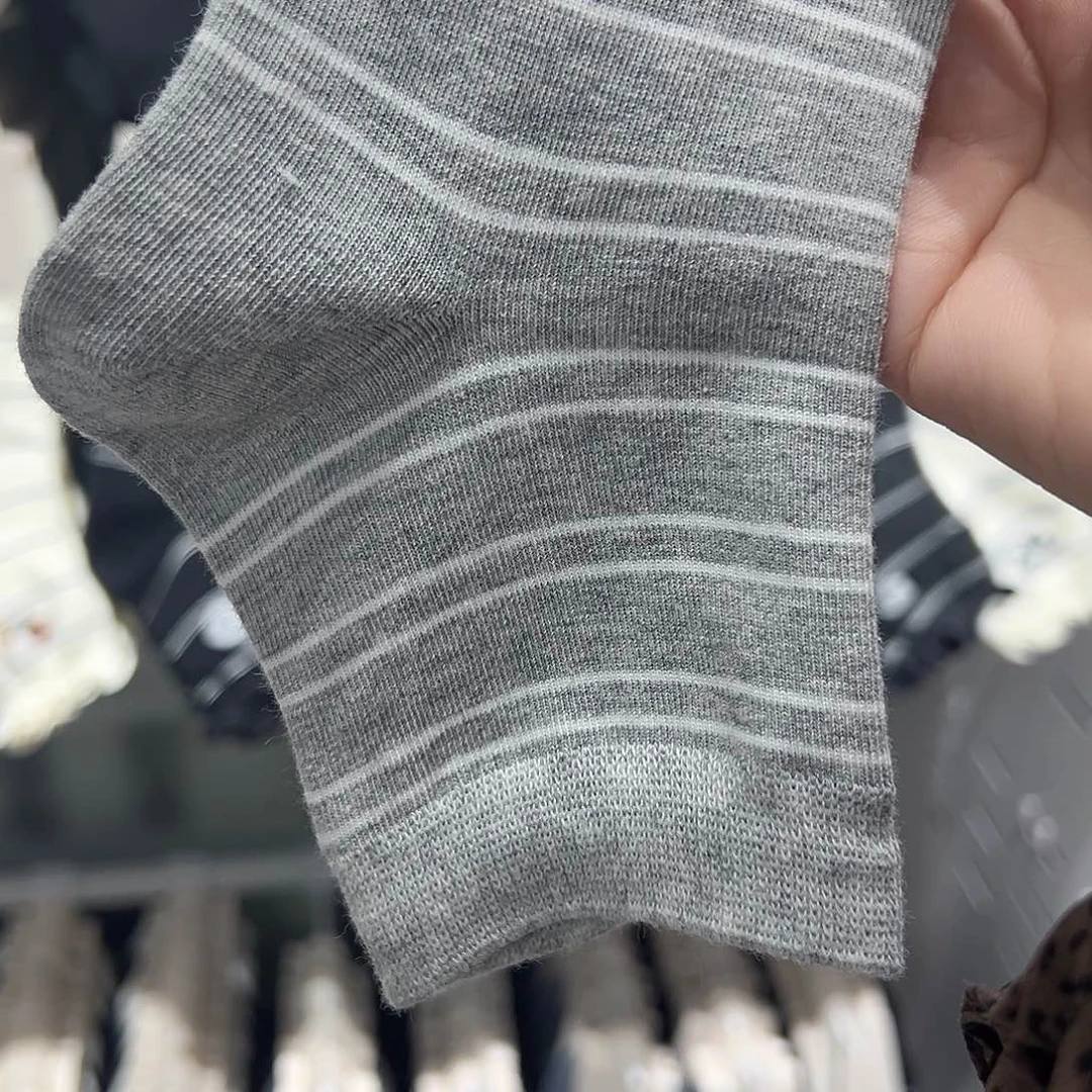 非金属仿珍珠灰色条纹袜子