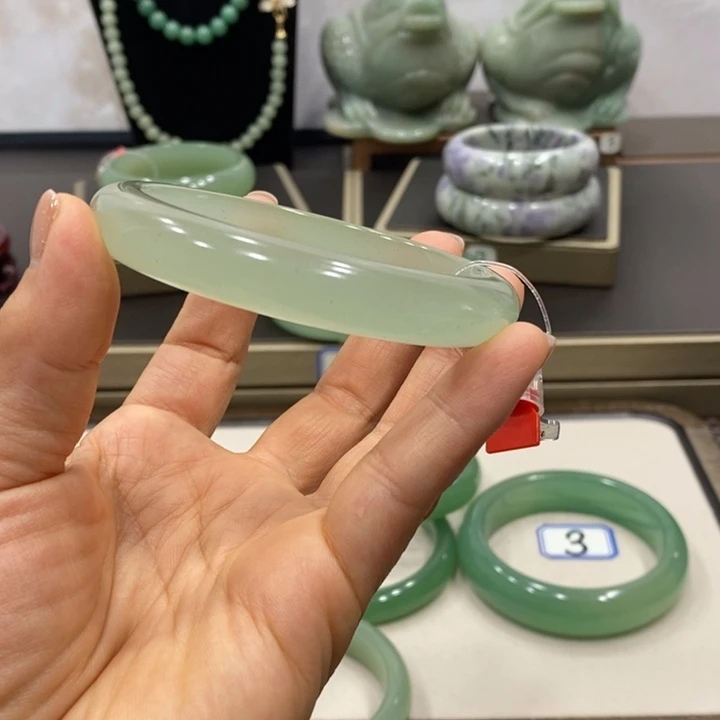东陵石未镶嵌颈饰在**呀