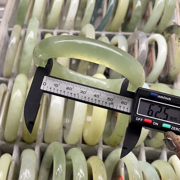 蛇纹石玉未镶嵌手镯200