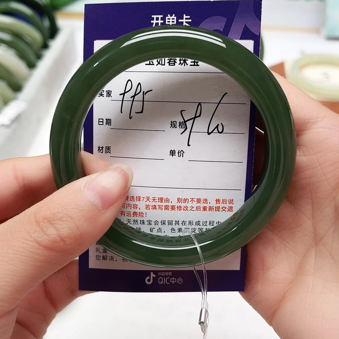 和田玉手镯未镶嵌是**呀