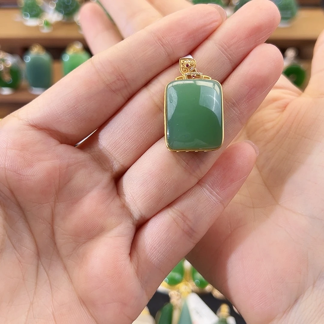 红***花吊坠(不含链)18K金镶嵌和田玉