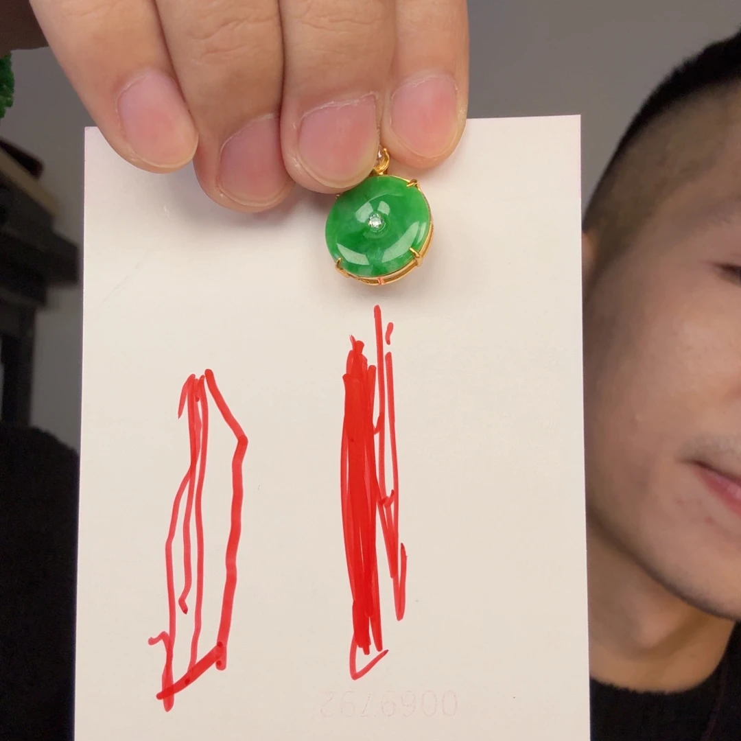 翡翠未镶嵌颈饰一件