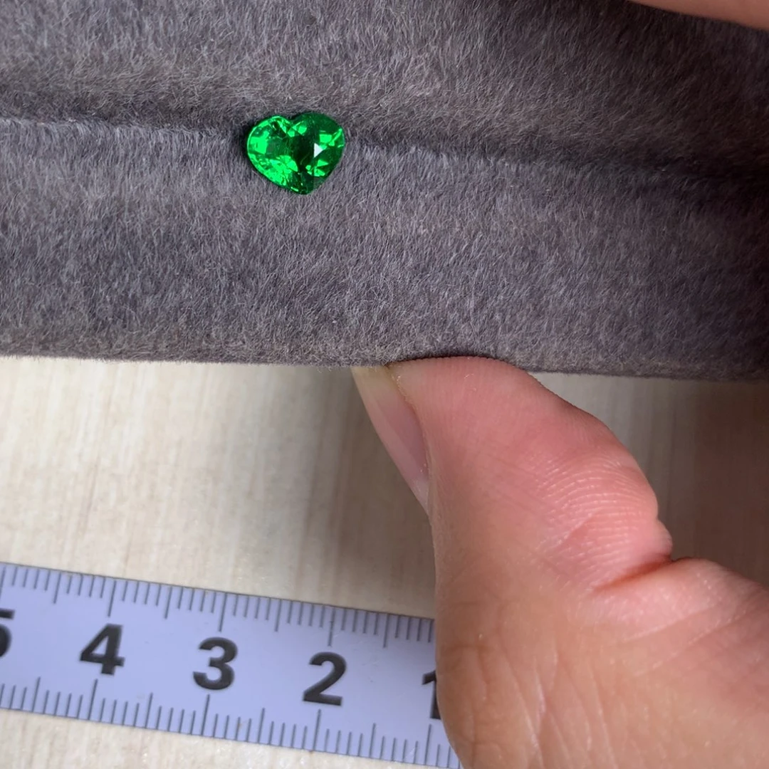 石榴石（沙弗莱）未镶嵌裸石1.17 卡扎尼绿