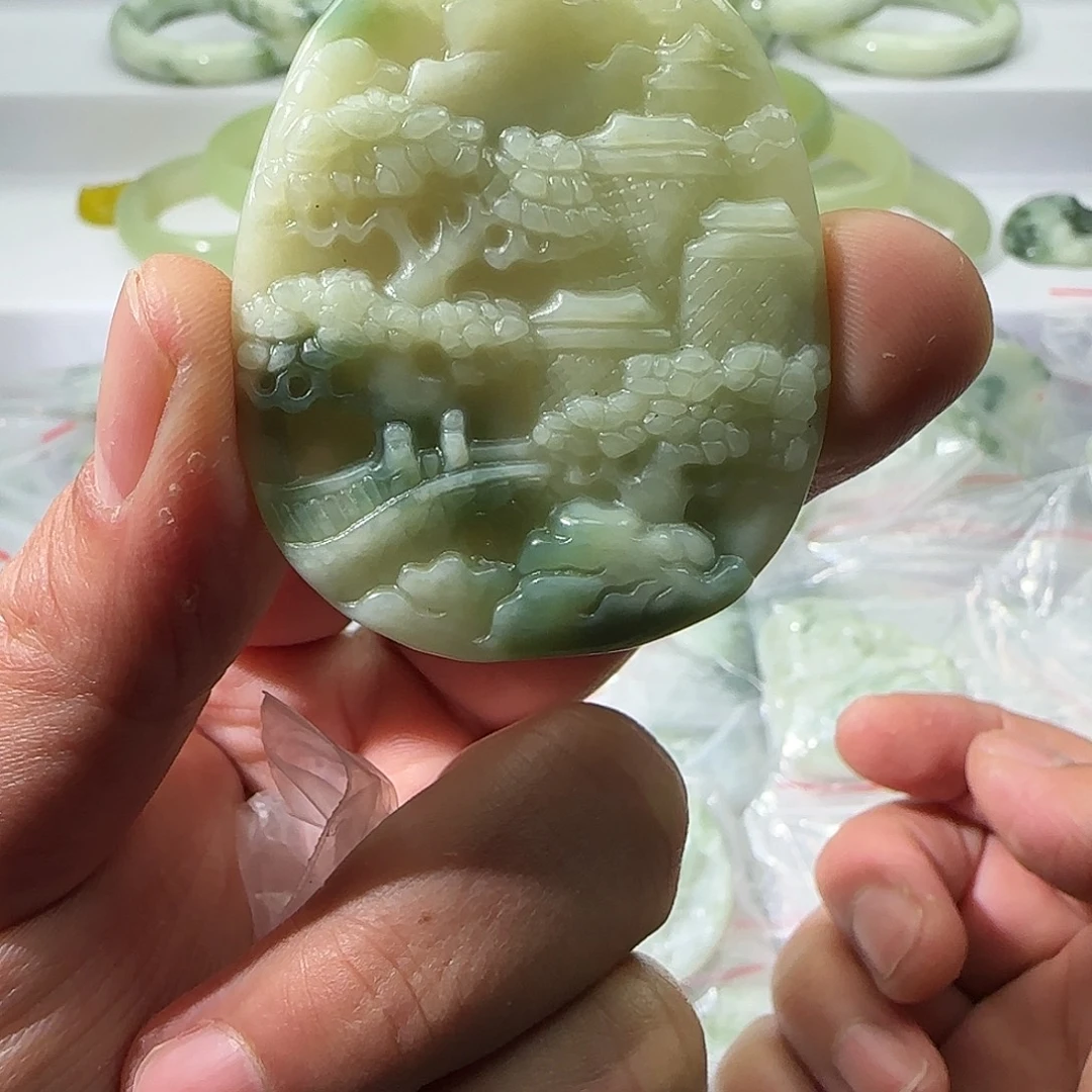 透闪石-蛇纹石玉未镶嵌颈饰