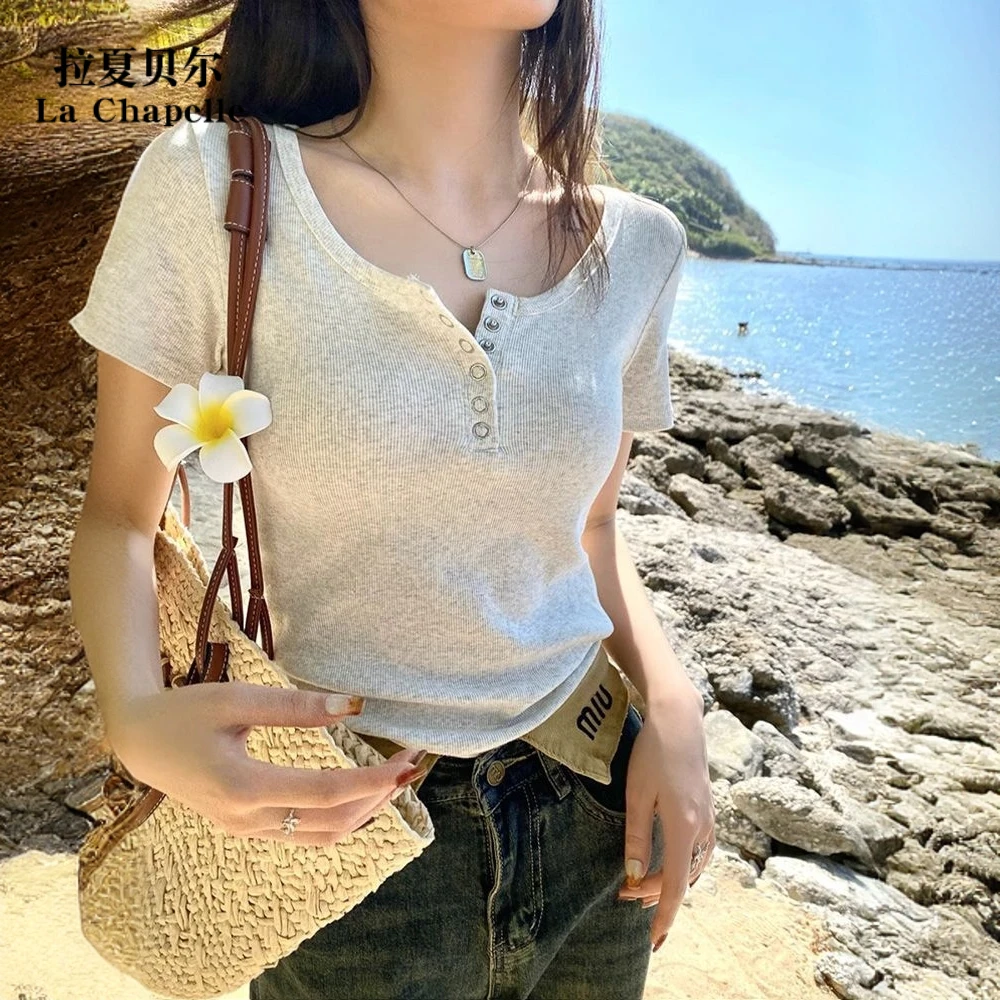 拉夏贝尔白色螺纹u领正肩短袖t恤女夏季纽扣设计感纯欲内搭绝美打