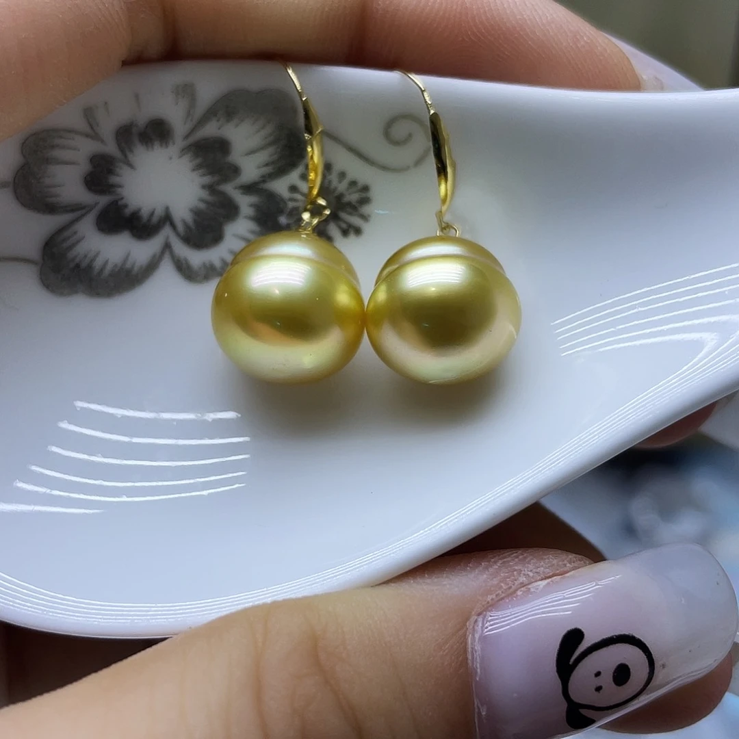 18K金镶嵌海水珍珠耳饰