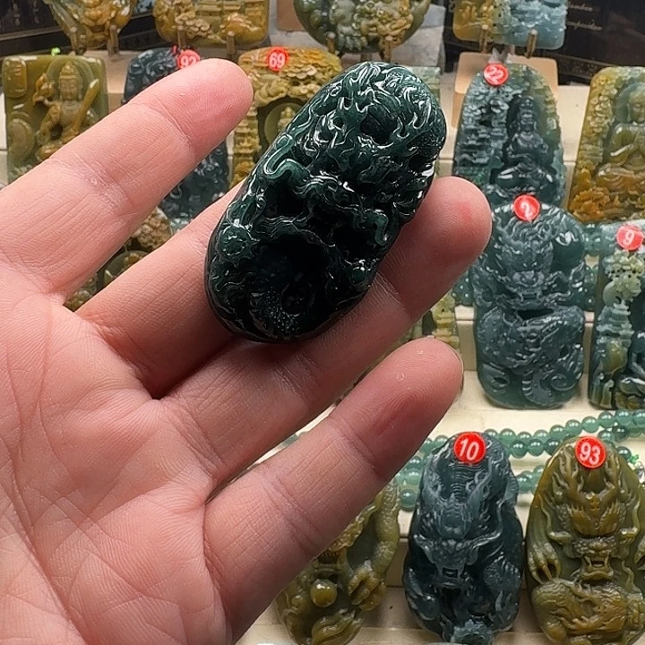 翡翠未镶嵌颈饰龙牌