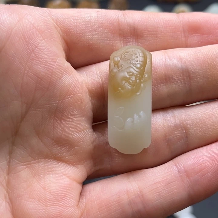 妖***姐颈饰未镶嵌和田玉（糖玉）