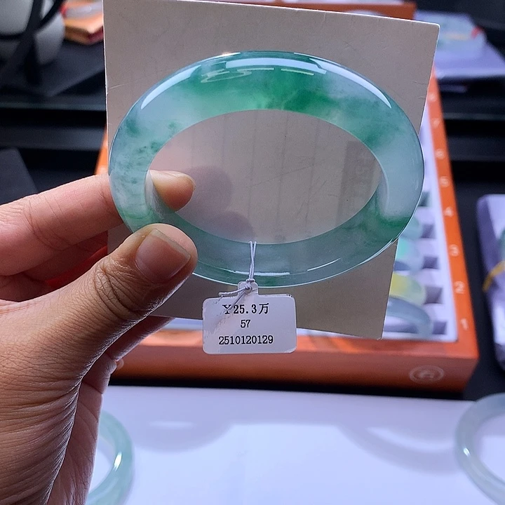 未镶嵌手镯翡翠飘花灵动好看