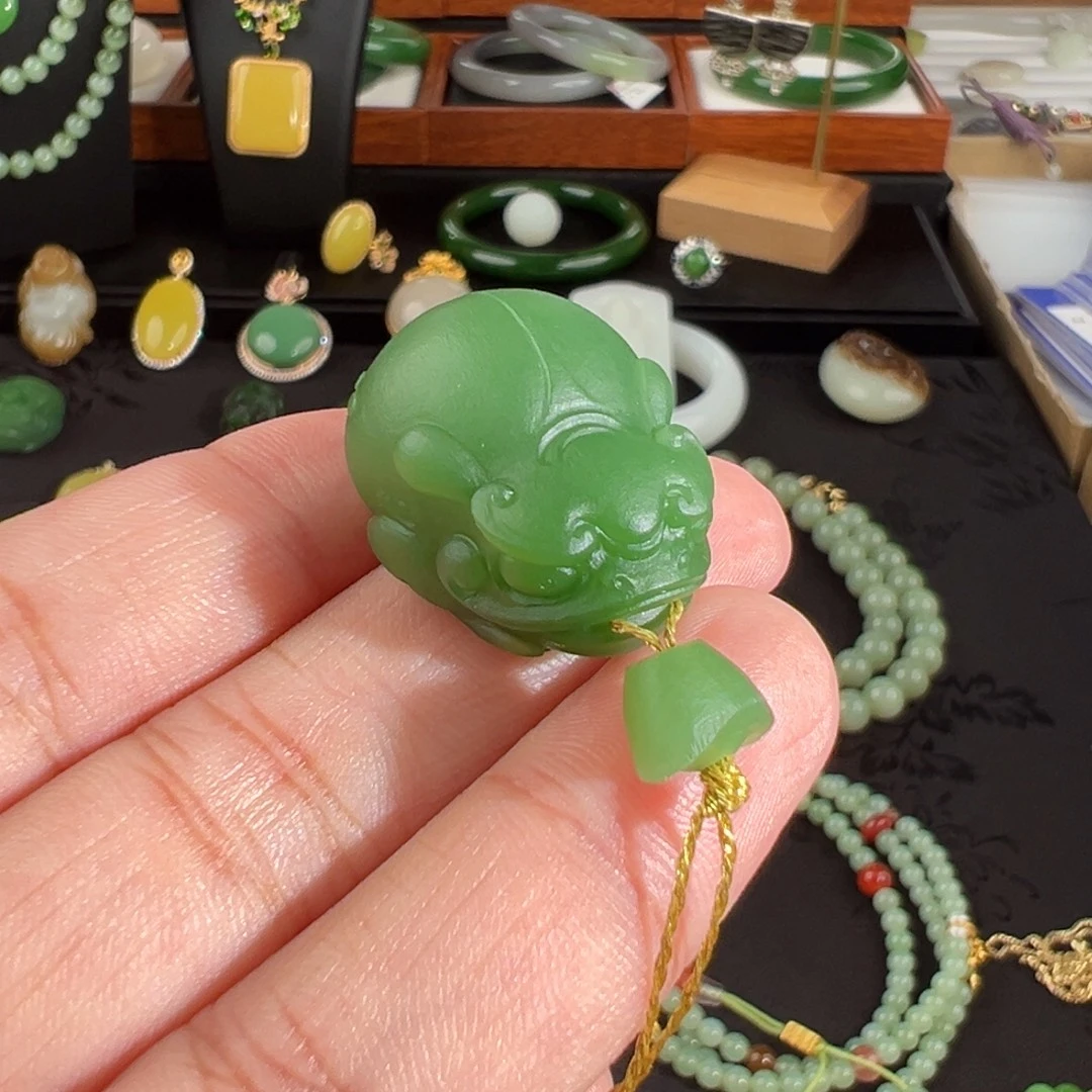 颈饰未镶嵌和田玉（碧玉）浓粉绿立体金蟾