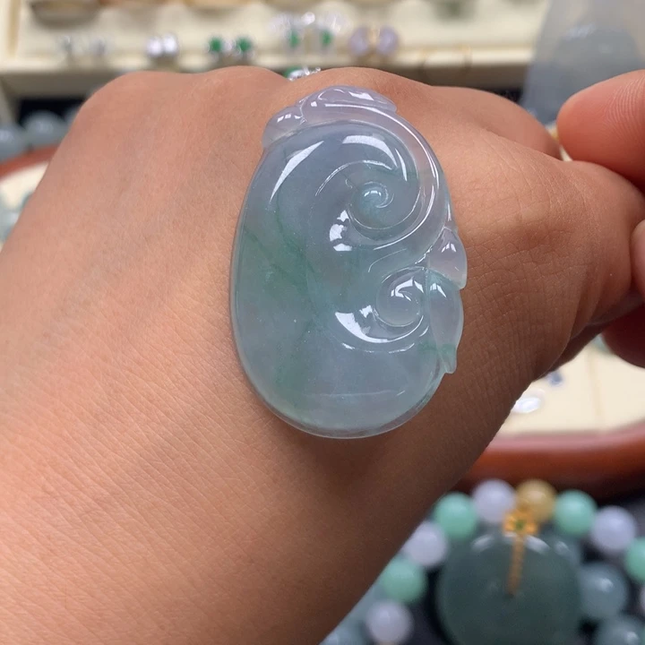 翡翠未镶嵌颈饰如意