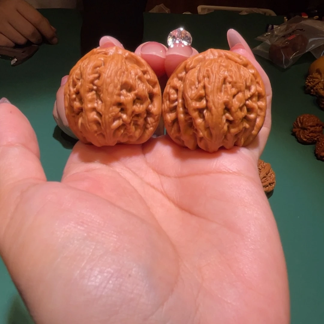 文玩核桃把件肚38红锦鲤