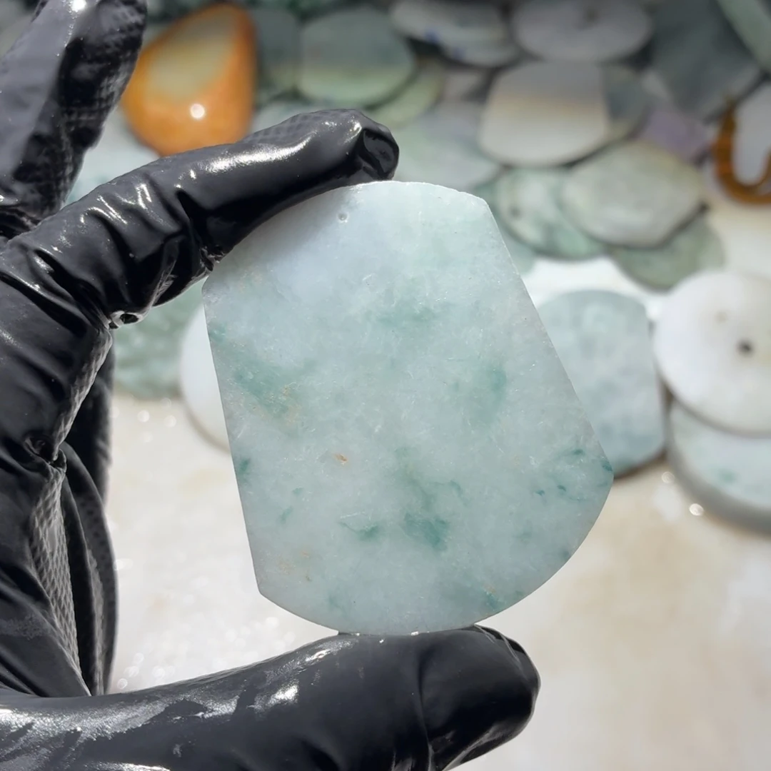 翡翠未镶嵌颈饰边角料