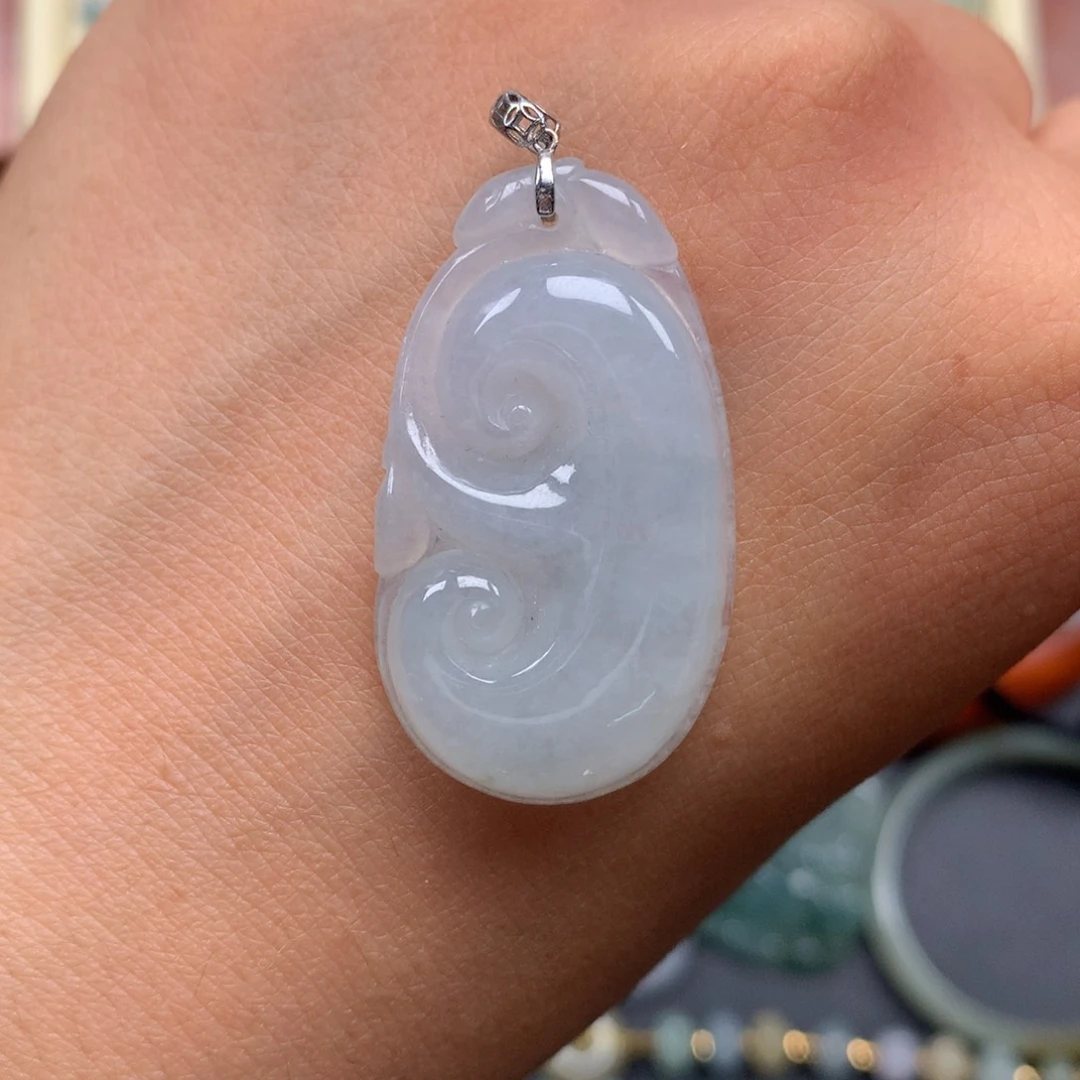 颈饰18K金镶嵌翡翠如意