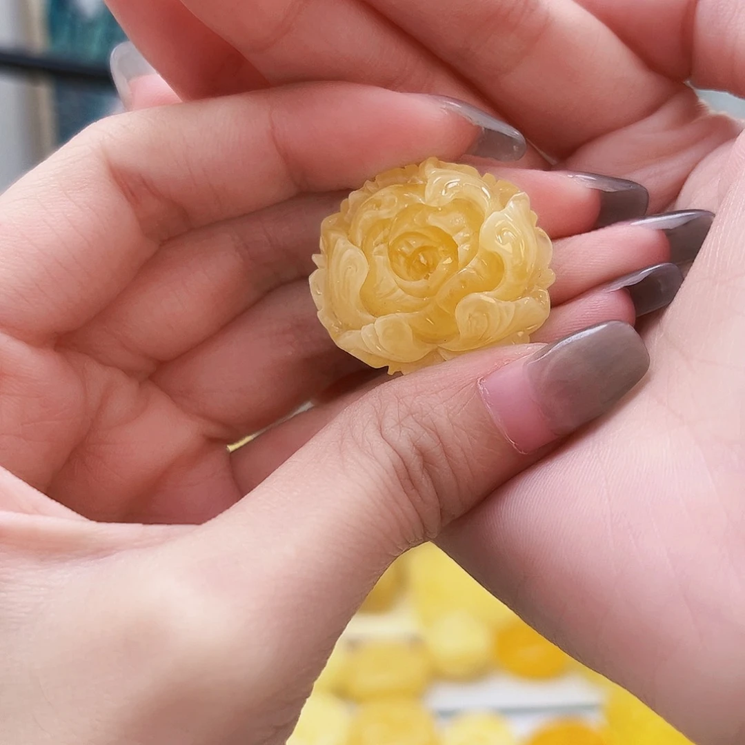 未镶嵌琥珀裸石牡丹花微瑕