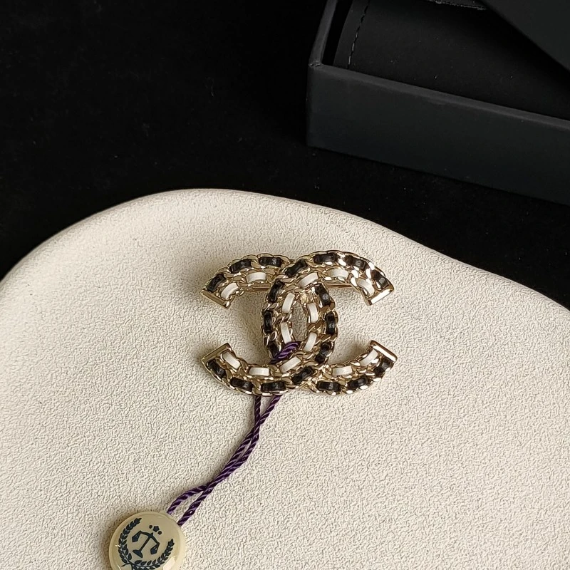 95新 Chanel/香奈儿 Azul- 22A浅金色黑白皮穿链双C胸针52195