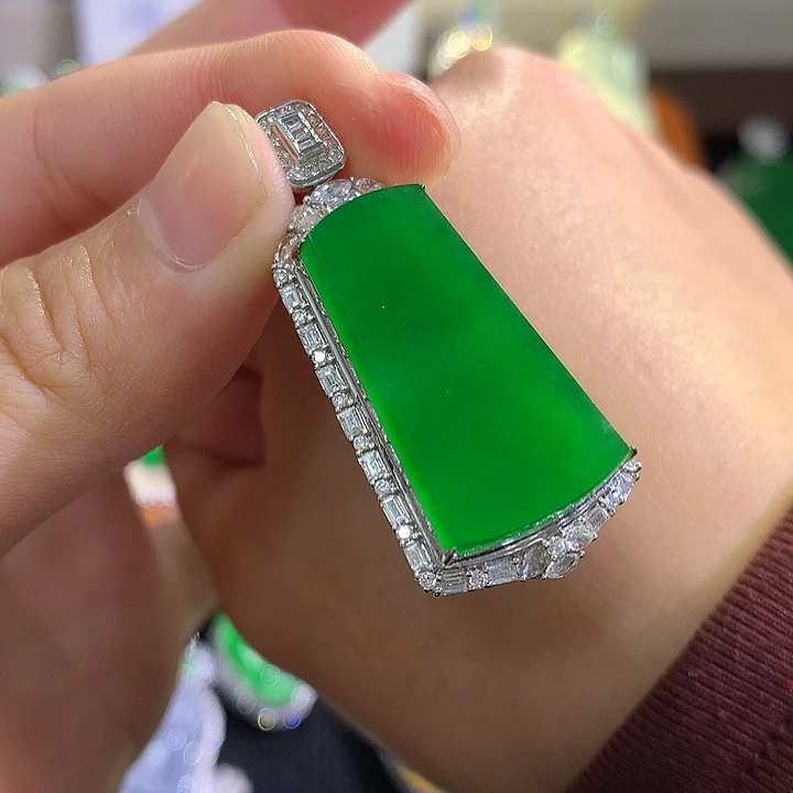 翡翠18K金镶嵌颈饰无事