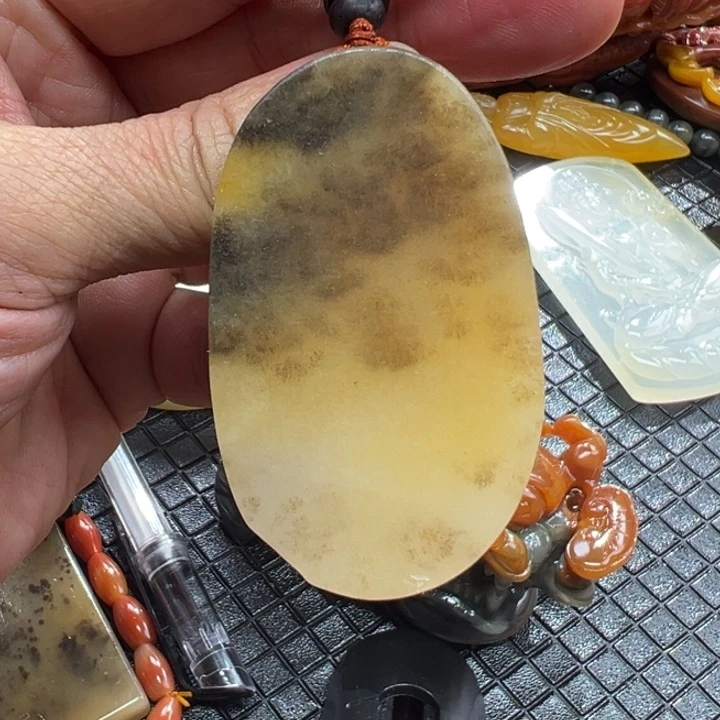 石英质玉（黄龙玉）颈饰未镶嵌